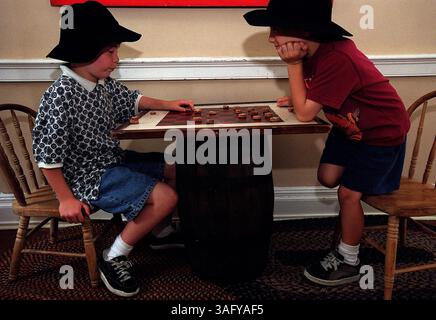 2. Klasse von der Spring Ridge Elementary School in Frederick, MD, David Rosele, 8, und Christopher Turner, 7, spielen Sie ein Spiel mit Schachfiguren aus Maiskolbenschnitten im Rose Hill Manor Park in Frederick, MD, 12. Mai 2000. (Bild: Washington Times/ZUMAPRESS.com) Stockfoto