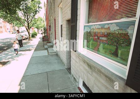In vielen Häuserblocks im Stadtteil Baltimore in Canton, haben die langjährigen Bewohner immer noch jeden Sommer bemalte Bildschirme in ihre Fenster gesteckt. Foto am Samstag, 10. Juni 2000. (Bild: Washington Times/ZUMAPRESS.com) Stockfoto