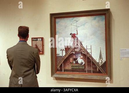 Ein Besucher der Corcoran Gallery schaut sich Norman Rockwells „New Television Antenna“ an, die 1949 für die Saturday Evening Post gemalt wurde. Foto am Donnerstag, 15. Juni 2000. (Bild: Washington Times/ZUMAPRESS.com) Stockfoto