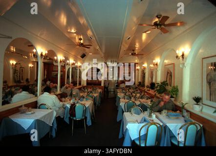 Die Athens Taverna, ein restaurant mit griechischer Küche an der Connecticut Avenue in der Nähe des Dupont Circle, hat in der griechischen Gemeinde in D.C. eine Fangemeinde von Botschaftsangestellten bis hin zu Taxifahrern. Foto vom 6. Juli 2000. (Bild: Washington Times/ZUMAPRESS.com) Stockfoto