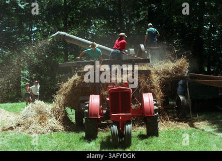 Eine riemengetriebene Dreschmaschine aus Holz 1800 trennt den Weizen während einer Demonstration auf der 17. Jährlichen Tuckahoe Steam and Gas Show in Easton, MD, Samstag, den 8. Juli 2000. Die dreitägige Show zieht 10-12 Besucher an. (Bild: Washington Times/ZUMAPRESS.com) Stockfoto