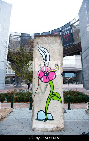 Teile der ursprünglichen Berliner Mauer werden am 10. November 2009 vor dem Europäischen Parlament in Brüssel, Belgien, anlässlich der Feierlichkeiten zum 20. Jahrestag des Mauerfalls ausgestellt. â von Wiktor Dabkowski (Bild: Wiktor Dabkowski/ZUMAPRESS.com) Stockfoto