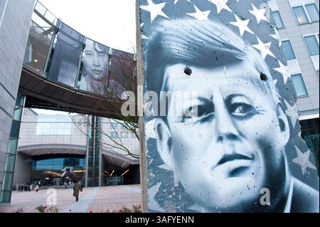 Teile der ursprünglichen Berliner Mauer werden am 10. November 2009 vor dem Europäischen Parlament in Brüssel, Belgien, anlässlich der Feierlichkeiten zum 20. Jahrestag des Mauerfalls ausgestellt. â von Wiktor Dabkowski (Bild: Wiktor Dabkowski/ZUMAPRESS.com) Stockfoto