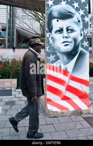 Teile der ursprünglichen Berliner Mauer werden am 10. November 2009 vor dem Europäischen Parlament in Brüssel, Belgien, anlässlich der Feierlichkeiten zum 20. Jahrestag des Mauerfalls ausgestellt. â von Wiktor Dabkowski (Bild: Wiktor Dabkowski/ZUMAPRESS.com) Stockfoto