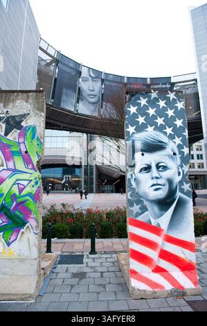 Teile der ursprünglichen Berliner Mauer werden am 10. November 2009 vor dem Europäischen Parlament in Brüssel, Belgien, anlässlich der Feierlichkeiten zum 20. Jahrestag des Mauerfalls ausgestellt. â von Wiktor Dabkowski (Bild: Wiktor Dabkowski/ZUMAPRESS.com) Stockfoto