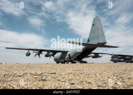 US-Marines, die der Marine Aviation Weapons and Tactics Squadron One (MAWTS-1) zugeordnet sind, entladen Fracht von einem KC-130J Super Hercules während Weapons and Tac Stockfoto