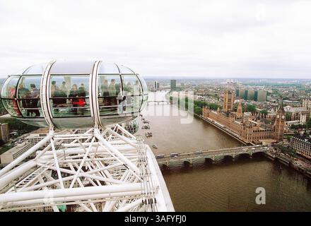 Eine der 36 Gondelartigen Schoten am British Airways London Eye ganz oben auf dem Riesenrad-ähnlichen Gebäude am Südufer der Themse mit Blick auf die berühmteste Stätte von ganz London. Die Houses of Parliament und der Uhrturm, in dem Big Ben untergebracht ist, werden von Millionen Londoner Touristen im Jahr 2000 aus einer neuen Perspektive betrachtet. (Bild: Washington Times/ZUMAPRESS.com) Stockfoto
