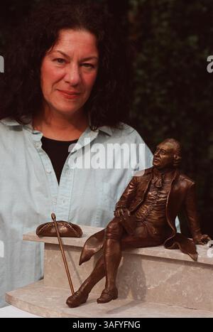 Wendy M. Ross posiert mit dem Modell für die großformatige Bronzeskulptur von George Mason, die sie für das George Mason National Memorial im West Potomac Park in der Nähe des Jefferson Memorial kreiert. Der Spatenstich für die Statue findet am Mittwoch vor Ort statt. (Bild: Washington Times/ZUMAPRESS.com) Stockfoto