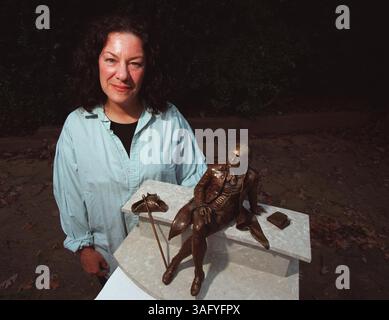 Wendy M. Ross posiert mit dem Modell für die großformatige Bronzeskulptur von George Mason, die sie für das George Mason National Memorial im West Potomac Park in der Nähe des Jefferson Memorial kreiert. Der Spatenstich für die Statue findet am Mittwoch vor Ort statt. (Bild: Washington Times/ZUMAPRESS.com) Stockfoto