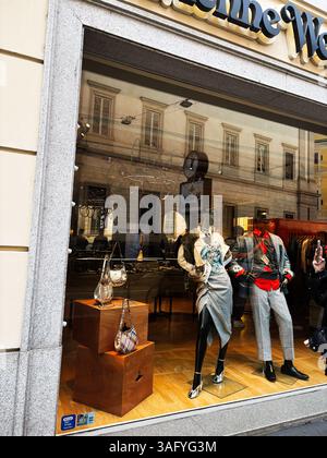 Mailand, Italien - 26. März 2025: Elegante Schaufensterpuppen mit luxuriöser Mode und Accessoires Vivienne Westwood in Mailand, Italien. Stockfoto