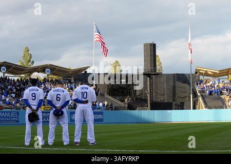 14. April 2012 Los Angeles, CA. Los Angeles Dodgers Shortstop Dee Gordon #9, dritter Baseman Jerry Hairston Jr. #6 und linker Feldspieler Tony Gwynn #10 stehen im Außenfeld für den Gesang der Nationalhymne vor dem Beginn des Major League Baseballspiels zwischen den Los Angeles Dodgers und den San Diego Padres im Dodger Stadium. David Hood/CSM(Bild: © David Hod/Cal Sport Media/ZUMAPRESS.com) Stockfoto