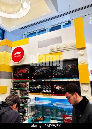 Mailand, Italien – 26. März 2025: In Mailand werden LEGO Formel-1-Modelle mit Ferrari- und Mercedes-Sets gezeigt Stockfoto