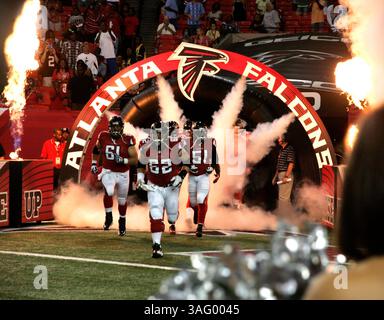 16. August 2012: Center Todd McClure #62, Center Joe Hawley #61 und Linebacker Robert James führen die Falcons beim heutigen NFL-Vorsaisonspiel zwischen den Cincinnati Bengals und Atlanta Falcons im Georgia Dome in Atlanta, GA, auf das Feld. (Bild: © Michael Sullivan/Cal Sport Media/ZUMAPRESS.com) Stockfoto
