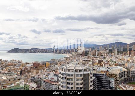 Luftbild der spanischen Stadt Benidorm in Spanien, die die Altstadt der Stadt mit dem Strand zeigt, der als Platja de Ponent oder West Beach Promenad bekannt ist Stockfoto