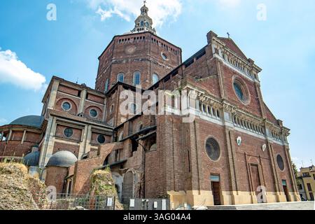 Die Kathedrale von Pavia ist eine Kirche in Pavia, Italien und Ruinen des Bürgerturms, die 1989 einbrachen Stockfoto
