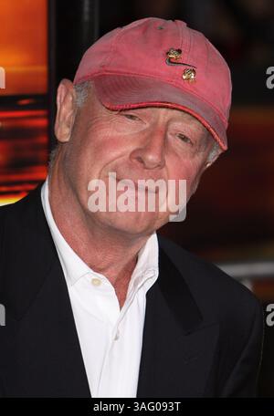 AKTE - der britische Regisseur TONY SCOTT (21. Juni 1944 C 19. August 2012) ist gestorben, nachdem er von einer Brücke in Los Angeles in den Tod gesprungen ist. Der 68-Jährige starb, nachdem er am Sonntag zur Mittagszeit 200 Meter von der Vincent Thomas Bridge gesprungen war. Zu seinen Filmen zählen Top Gun, Beverly Hills Cop II, True Romance und Crimson Tide. FOTO: 26. Oktober 2010 - Hollywood, Kalifornien, USA - Regisseur TONY SCOTT bei der Filmpremiere „Unstoppable“ im Regency Village Theater. (Bild: © Glenn Weiner/ZUMApress.com) Stockfoto