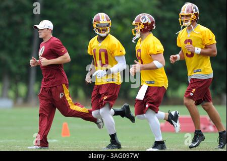 20. AUGUST 2012 : die Washington Redskins Quarterbacks Robert Griffin III (10), Rex Grossman (8) und Jonathan Crompton (3) leiten das Feld während des Trainings am Montag im Redskins Park in Ashburn, VA. (Bild: © John Middlebrook/Cal Sport Media/ZUMAPRESS.com) Stockfoto