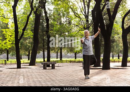 30. Juli 2012 - Peking, China - ein älterer Chinese übt im Sommer in Peking, China, mit seinem Stock Kampfkunst aus und geht am frühen Morgen im Tempel des Himmels spazieren (Foto: © Richard Ellis/ZUMAPRESS.com) Stockfoto