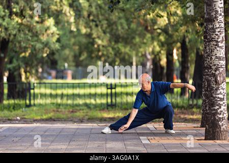 30. Juli 2012 - Peking, China - ein älterer Chinese übt im Sommer in Peking, China, Tai Chi Kampfsportübungen am frühen Morgen im Tempel des Himmels aus (Bild: © Richard Ellis/ZUMAPRESS.com) Stockfoto