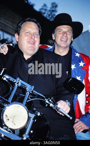 Ein Bayer auf Rügen, SAT 1 Krimi-Serie, 1993, Bild: Ottfried Fischer als Bernie und Wolfgang Fierek als Valentin auf dem Motorrad. Stockfoto