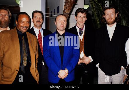Die 80er, ZDF Sonntagabend-Show, 1990, Stargäste: Quincy Jones, Phil Collins, Pop-Gruppe a-ha, PAL Waaktaar-Savoy, Morten Harket, Magne Furuholmen aus Norwegen, beim Fototermin hinter den Kulissen Stockfoto