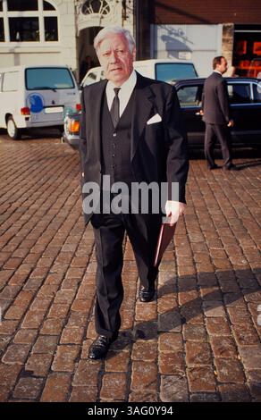 Mit einer Trauerfeier im Hamburger Michel am 11. Oktober 1995 nimmt die Stadt Hamburg vom bedeutenden Verleger und Ehrenbürger Gerd Bucerius Abschied, unter den Trauergästen: Ex Bundeskanzler Helmut Schmidt. Stockfoto