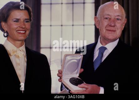Birte Toepfer, deutsche Mäzenin und Preisträger Sir Alec Guinness, der berühmte britische Schauspieler erhält in Hamburg den Shakespeare Preis 1985 von der Alfred-Toepfer-Stiftung F. V. S. - die Stiftung setzt sich für die Förderung der europäischen Verständigung und Wahrung der kulturellen Vielfalt ein. Stockfoto