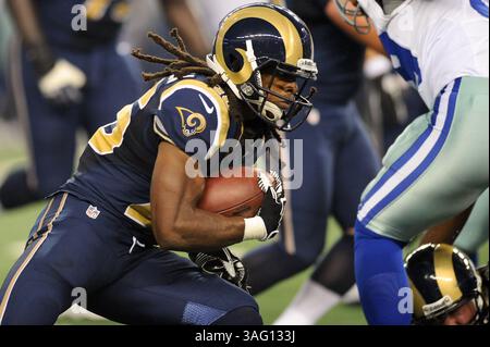 25. August 2012: St. Louis Rams Running Back Daryl Richardson sucht nach einer Naht im zweiten Quartal des NFL-Vorsaisonspiels zwischen den St. Louis Rams und den Dallas Cowboys im Cowboys Stadium in Arlington, Texas. (Bild: © Michael Prengler/Cal Sport Media/ZUMAPRESS.com) Stockfoto