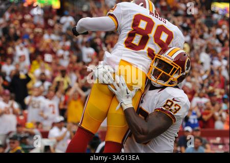 25. AUGUST 2012 : Tight End Fred Davis (83) von den Washington Redskins feiert mit dem Wide Receiver Santana Moss (89) nach einem Touchdown während des Vorsaison-Matchups zwischen den Indianapolis Colts und den Washington Redskins im FedEx Field in Landover, MD. (Bild: © John Middlebrook/Cal Sport Media/ZUMAPRESS.com) Stockfoto