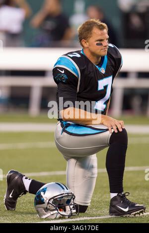 26. August 2012: Carolina Panthers Quarterback Jimmy Clausen (7) dehnt sich während der Aufwärmphase vor dem NFL-Vorsaisonspiel zwischen den Carolina Panthers und den New York Jets im MetLife Stadium in East Rutherford, New Jersey. (Bild: © Chris Szagola/Cal Sport Media/ZUMAPRESS.com) Stockfoto