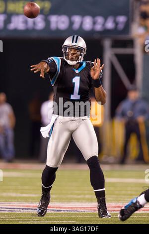 26. August 2012: Carolina Panthers Quarterback Cam Newton (1) wirft einen Pass während des NFL-Vorsaisonspiels zwischen den Carolina Panthers und den New York Jets im MetLife Stadium in East Rutherford, New Jersey. (Bild: © Chris Szagola/Cal Sport Media/ZUMAPRESS.com) Stockfoto