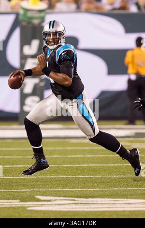 26. August 2012: Carolina Panthers Quarterback Cam Newton (1) kämpft mit dem Ball während des NFL-Vorsaisonspiels zwischen den Carolina Panthers und den New York Jets im MetLife Stadium in East Rutherford, New Jersey. (Bild: © Chris Szagola/Cal Sport Media/ZUMAPRESS.com) Stockfoto