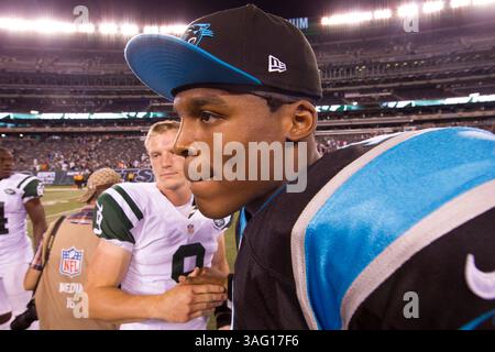 26. August 2012: Carolina Panthers Quarterback Cam Newton (1) sieht sich an, nachdem er sich im MetLife Stadium in East Rutherford (New Jersey) mit dem New York Jets Quarterback Matt Simms (9) die Hand geschüttelt hat. The Carolina Panthers Beat the New York Jets, 17.-12. (Bild: © Chris Szagola/Cal Sport Media/ZUMAPRESS.com) Stockfoto
