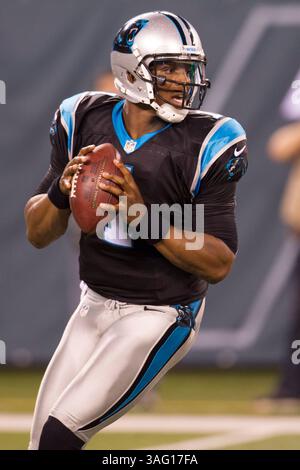 26. August 2012: Carolina Panthers Quarterback Cam Newton (1) fällt während des NFL-Vorsaisonspiels zwischen den Carolina Panthers und den New York Jets im MetLife Stadium in East Rutherford, New Jersey zurück. (Bild: © Chris Szagola/Cal Sport Media/ZUMAPRESS.com) Stockfoto