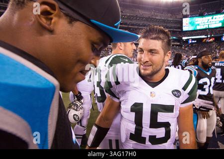 26. August 2012: New York Jets Quarterback Tim Tebow (15) spricht mit Carolina Panthers Quarterback Cam Newton (1) nach dem NFL-Vorsaisonspiel zwischen den Carolina Panthers und den New York Jets im MetLife Stadium in East Rutherford, New Jersey. The Carolina Panthers Beat the New York Jets, 17.-12. (Bild: © Chris Szagola/Cal Sport Media/ZUMAPRESS.com) Stockfoto