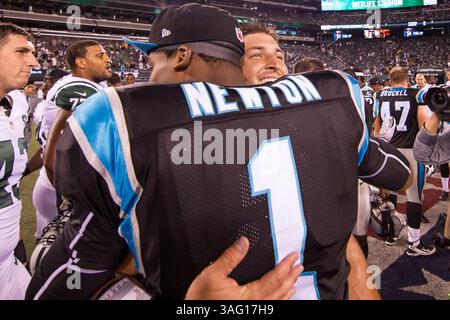 26. August 2012: Der New York Jets Quarterback Tim Tebow (15) umarmt Carolina Panthers Quarterback Cam Newton (1) nach dem NFL-Vorsaisonspiel zwischen den Carolina Panthers und den New York Jets im MetLife Stadium in East Rutherford, New Jersey. The Carolina Panthers Beat the New York Jets, 17.-12. (Bild: © Chris Szagola/Cal Sport Media/ZUMAPRESS.com) Stockfoto