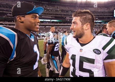 26. August 2012: New York Jets Quarterback Tim Tebow (15) spricht mit Carolina Panthers Quarterback Cam Newton (1) nach dem NFL-Vorsaisonspiel zwischen den Carolina Panthers und den New York Jets im MetLife Stadium in East Rutherford, New Jersey. The Carolina Panthers Beat the New York Jets, 17.-12. (Bild: © Chris Szagola/Cal Sport Media/ZUMAPRESS.com) Stockfoto