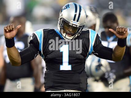 26. August 2012 - East Rutherford, NJ, USA - Carolina Panthers Quarterback Cam Newton tanzt während der Übungen vor dem Spiel am Sonntag, 26. August 2012 im MetLife Stadium in East Rutherford, New Jersey. Die Jets waren Gastgeber der Carolina Panthers. (Bild: © Jeff SINER/Charlotte Observer/MCT/ZUMAPRESS.com) Stockfoto