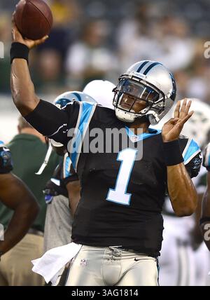 26. August 2012 - East Rutherford, NJ, USA - Carolina Panthers Quarterback Cam Newton wirft einen Pass während der Übungen vor dem Spiel am Sonntag, 26. August 2012 im MetLife Stadium in East Rutherford, New Jersey. Die Jets waren Gastgeber der Carolina Panthers. (Bild: © Jeff SINER/Charlotte Observer/MCT/ZUMAPRESS.com) Stockfoto