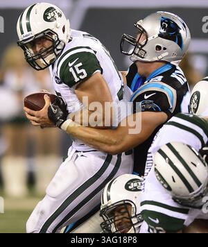 26. August 2012: East Rutherford, NJ, USA – der New York Jets Quarterback Tim Tebow wird von Carolina Panthers Defensive End Thomas Keiser während der Aktion 2012 im MetLife Stadium in East Rutherford, New Jersey, entlassen. Die Panthers besiegten die Jets mit 17:12. (Bild: © Jeff SINER/Charlotte Observer/MCT/ZUMAPRESS.com) Stockfoto