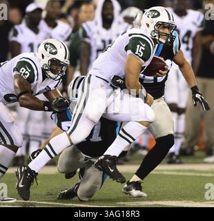 26. August 2012 - East Rutherford, NJ, USA - New York Jets Quarterback Tim Tebow stürzt sich am Sonntag, den 26. August 2012, im MetLife Stadium in East Rutherford, New Jersey, um sich im vierten Quartal gegen die Carolina Panthers zu engagieren. Die Panthers besiegten die Jets mit 17:12. (Bild: © Jeff SINER/Charlotte Observer/MCT/ZUMAPRESS.com) Stockfoto