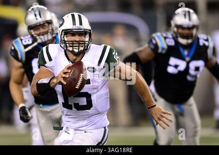 26. August 2012 - East Rutherford, NJ, USA - New York Jets (15) Quarterback Tim Tebow tritt am Sonntag, den 26. August 2012, im MetLife Stadium in East Rutherford, New Jersey vor der Verteidigung der Carolina Panthers. Die Panthers besiegten die Jets mit 17:12. (Bild: © Jeff SINER/Charlotte Observer/MCT/ZUMAPRESS.com) Stockfoto