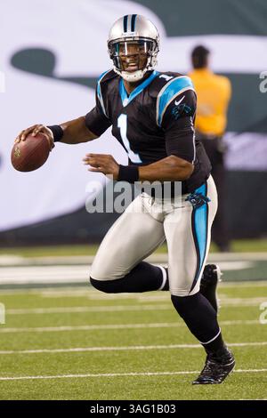 26. August 2012: Carolina Panthers Quarterback Cam Newton (1) kämpft mit dem Ball während des NFL-Vorsaisonspiels zwischen den Carolina Panthers und den New York Jets im MetLife Stadium in East Rutherford, New Jersey. The Carolina Panthers Beat the New York Jets, 17.-12. (Bild: © Chris Szagola/Cal Sport Media/ZUMAPRESS.com) Stockfoto