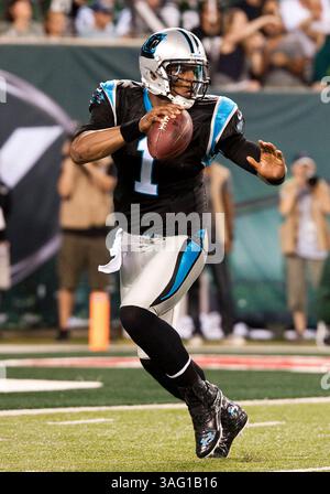 26. August 2012: Panthers Quarterback Cam Newton (1) spielt in der ersten Halbzeit während eines Vorsaisonspiels zwischen den New York Jets und Carolina Panthers im MetLife Stadium in East Rutherford, New Jersey. Die Panthers besiegten die Jets 17-12. (Bild: © Duncan Williams/Cal Sport Media/ZUMAPRESS.com) Stockfoto