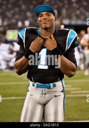 26. August 2012: Panthers' Quarterback Cam Newton (1) nach dem Spiel während eines Vorsaisonspiels zwischen den New York Jets und Carolina Panthers im MetLife Stadium in East Rutherford, New Jersey. Die Panthers besiegten die Jets 17-12. (Bild: © Duncan Williams/Cal Sport Media/ZUMAPRESS.com) Stockfoto