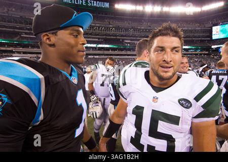 26. August 2012: New York Jets Quarterback Tim Tebow (15) spricht mit Carolina Panthers Quarterback Cam Newton (1) nach dem NFL-Vorsaisonspiel zwischen den Carolina Panthers und den New York Jets im MetLife Stadium in East Rutherford, New Jersey. The Carolina Panthers Beat the New York Jets, 17.-12. (Bild: © Chris Szagola/Cal Sport Media/ZUMAPRESS.com) Stockfoto