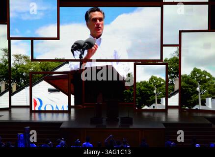 27. August 2012 - Tampa, FL, USA - der republikanische Präsidentschaftskandidat Mitt Romney wird am Eröffnungstag des Republican National Convention am Montag, den 27. August 2012, auf einer Bank von Videomonitoren im Tampa Bay Times Forum in Tampa, Florida gezeigt. (Bild: © Harry E. Walker/MCT/MCT/ZUMAPRESS.com) Stockfoto