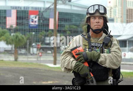 27. August 2012 - Tampa, FL, USA - ein bewaffneter Abgeordneter beobachtet vor dem Tampa Bay Times Forum, während Hunderte von Demonstranten am Montag, 27. August 2012 während der Republican National Convention durch die Innenstadt von Tampa, Florida marschieren. (Kreditbild: © Todd Sumlin/Charlotte Observer/MCT/ZUMAPRESS.com) Stockfoto