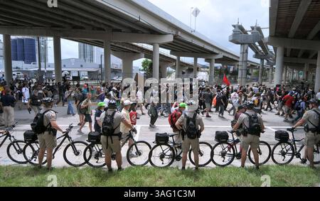 27. August 2012 - Tampa, FL, USA - Hunderte von Demonstranten marschieren am Montag, 27. August 2012, durch die Innenstadt von Tampa, Florida. (Kreditbild: © Todd Sumlin/Charlotte Observer/MCT/ZUMAPRESS.com) Stockfoto