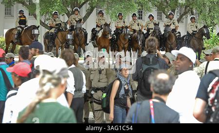 27. August 2012 - Tampa, FL, USA - die Polizei wacht über die Demonstranten, die am Montag, 27. August 2012, während der Republican National Convention durch die Innenstadt von Tampa, Florida, marschieren. (Kreditbild: © Todd Sumlin/Charlotte Observer/MCT/ZUMAPRESS.com) Stockfoto